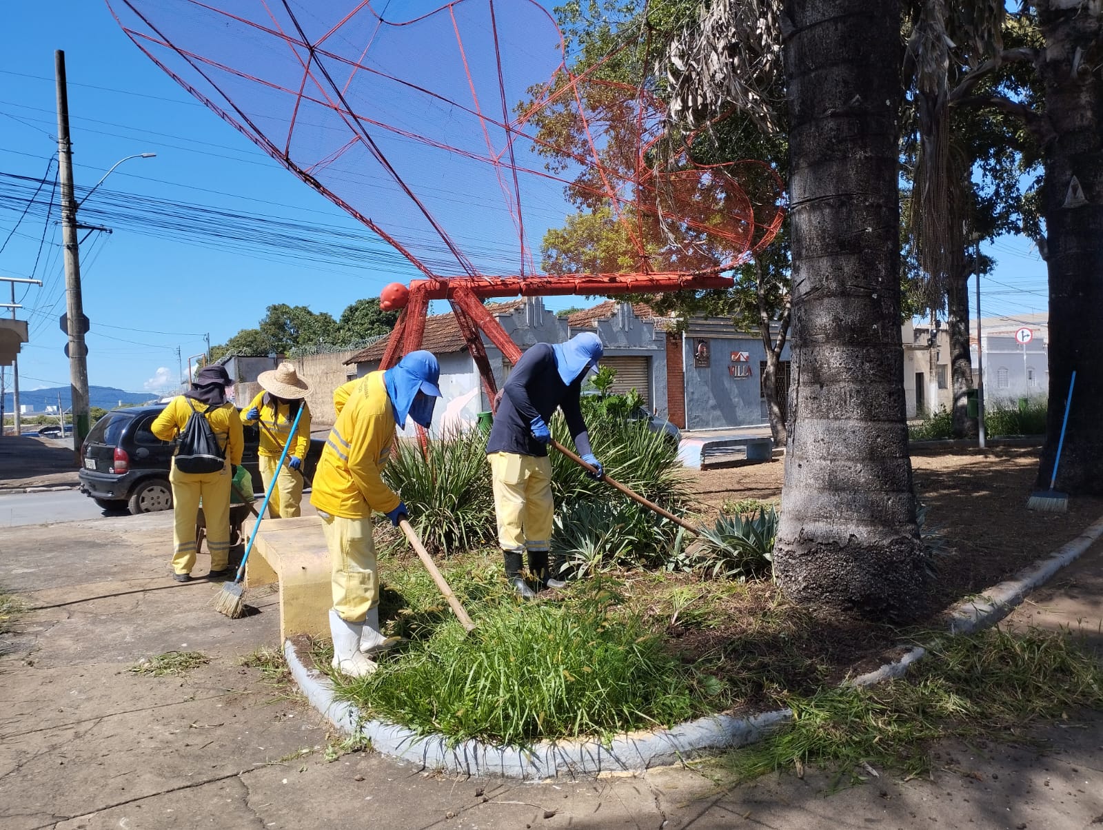 LIMPEZA E CAPINA – Equipes ampliam os serviços na cidade